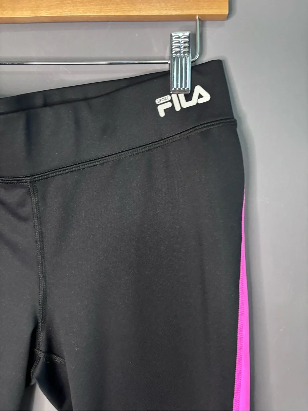 Fila Black Hot Pink Mid Rise Cropped Leggings Medium